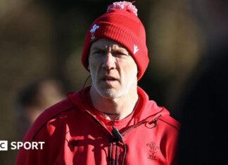Six Nations: What can fans expect from Steve Tandy’s Wales? Head coach Steve Tandy watches Wales train