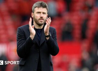 Manchester United: Wayne Rooney calls for Michael Carrick to be given permanent manager job Michael Carrick applauding at Old Trafford