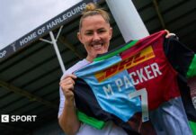 Marlie Packer: Harlequins ‘perfect fit’ as she nears Saracens exit Marlie Packer holds up a Harlequins shirt with her name on it