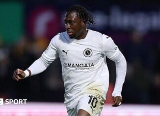 Abdulmalik agrees Boreham Wood exit to beat Jamie Vardy’s record Abdul Abdulmalik dribbling while playing for Boreham Wood