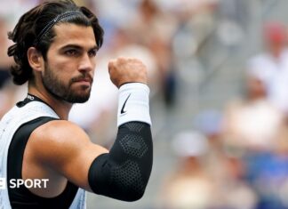 US Open 2026 results: Carlos Alcaraz beats Tommy Paul to reach quarter-finals Carlos Alcaraz, wearing a white vest, clenches his fist
