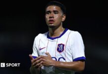 What’s gone wrong for Chelsea talent Kendry Paez? Kendry Paez clapping the travelling fans while holding a water bottle