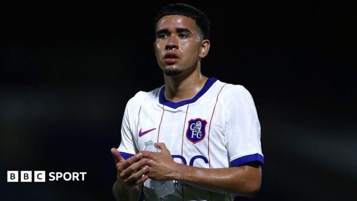 What's gone wrong for Chelsea talent Kendry Paez? Kendry Paez clapping the travelling fans while holding a water bottle